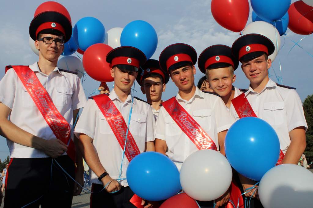 Воспитанникам Орловского казачьего кадетского корпуса торжественно вручили аттестаты