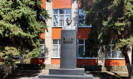 Памятник Кирову отреставрирован, благодаря спонсорской помощи