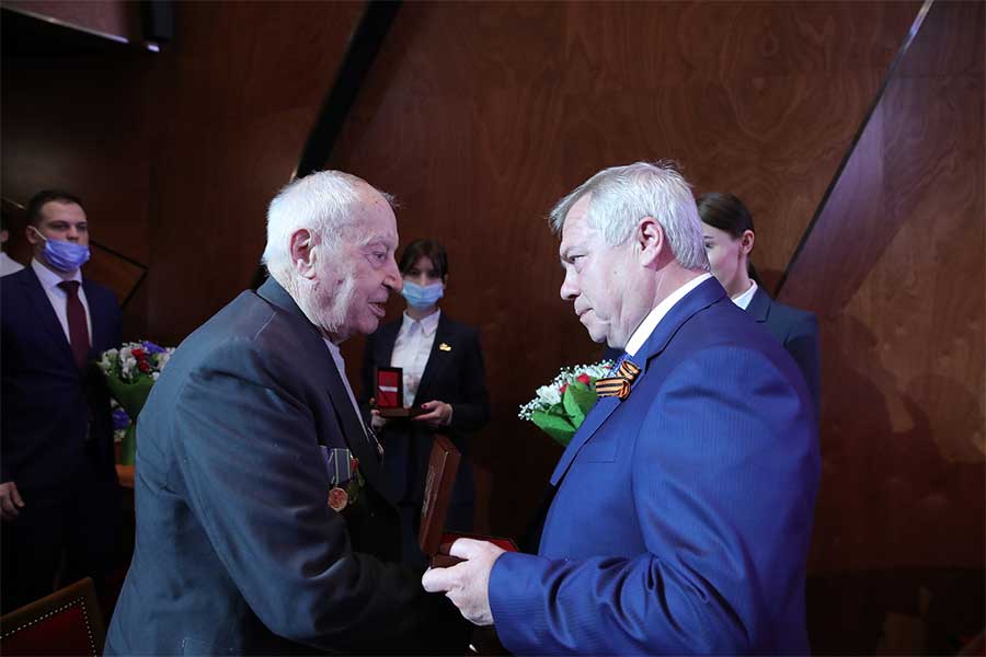 Пять первых медалей Алексея Береста вручил донской губернатор Василий Голубев