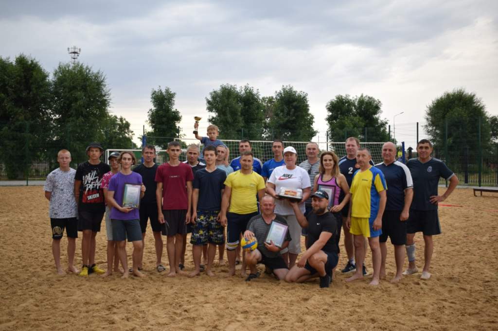 В духе соперничества и дружбы прошел турнир по пляжному волейболу