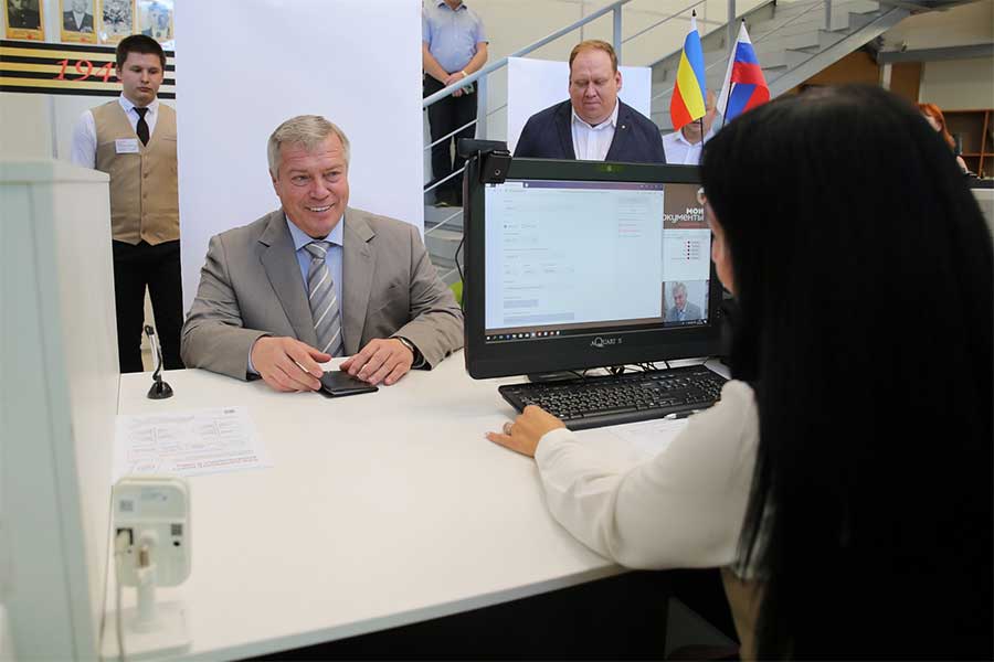 Губернатор Ростовской области оформил электронную карту болельщика через МФЦ