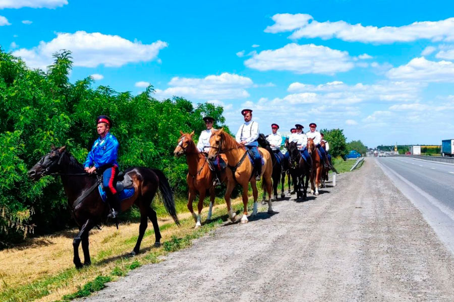 Федеральные и региональные автодороги теперь патрулируют конные подразделения донских казаков
