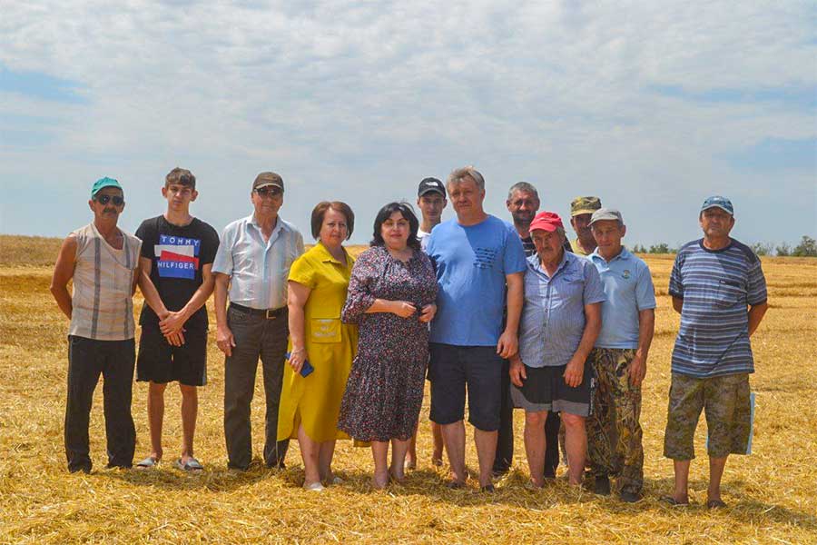 Благодарности Администрации Целинского района вручили работникам фермерского хозяйства из Сладкой Балки