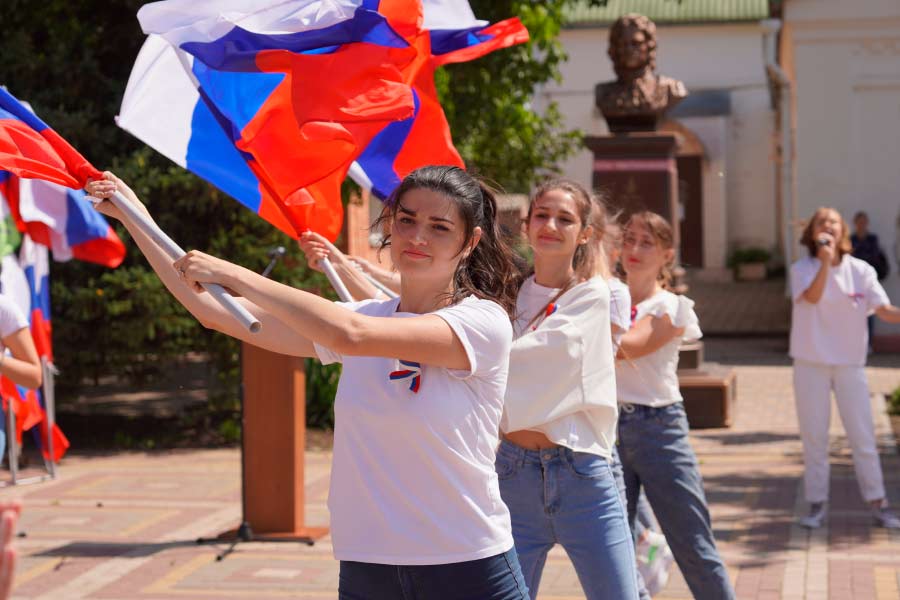 Под флагом российским  — у памятника Петру