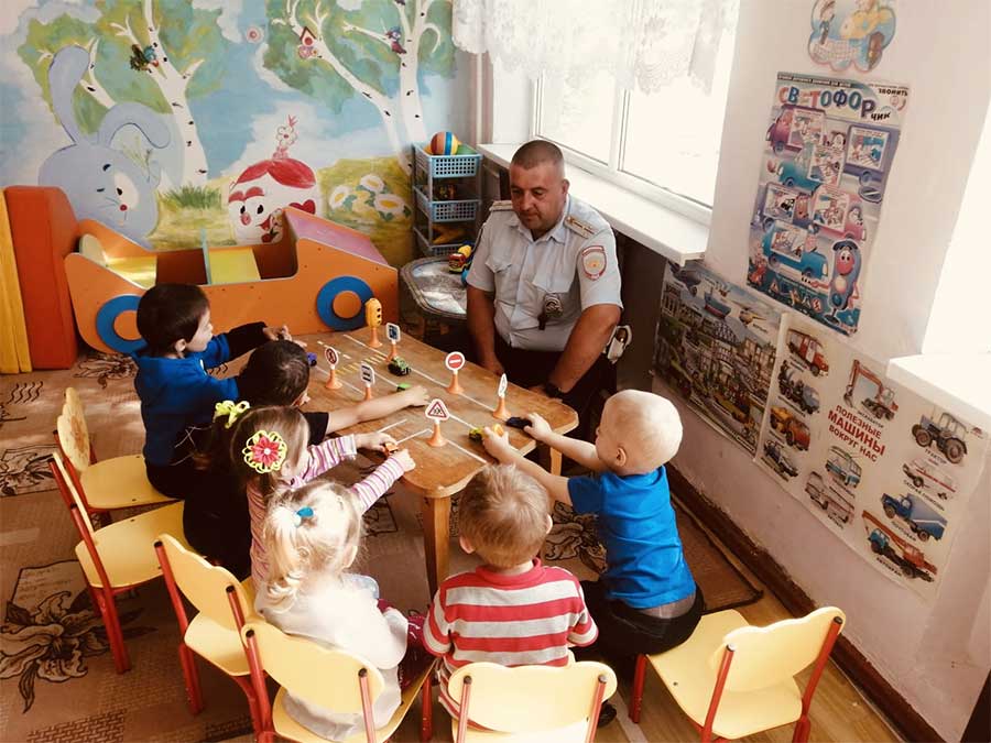 Беседы о безопасности: инспектор Целинского ОГИБДД побывал в гостях у детсадовцев