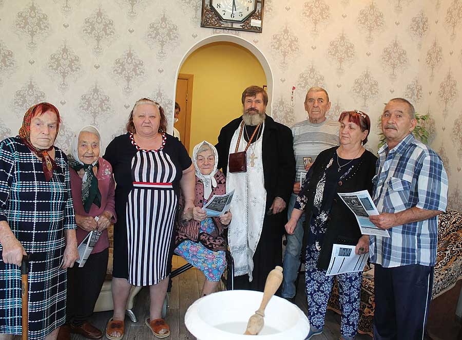 Священник Покровского храма побывал в гостях в социально-реабилитационном отделении