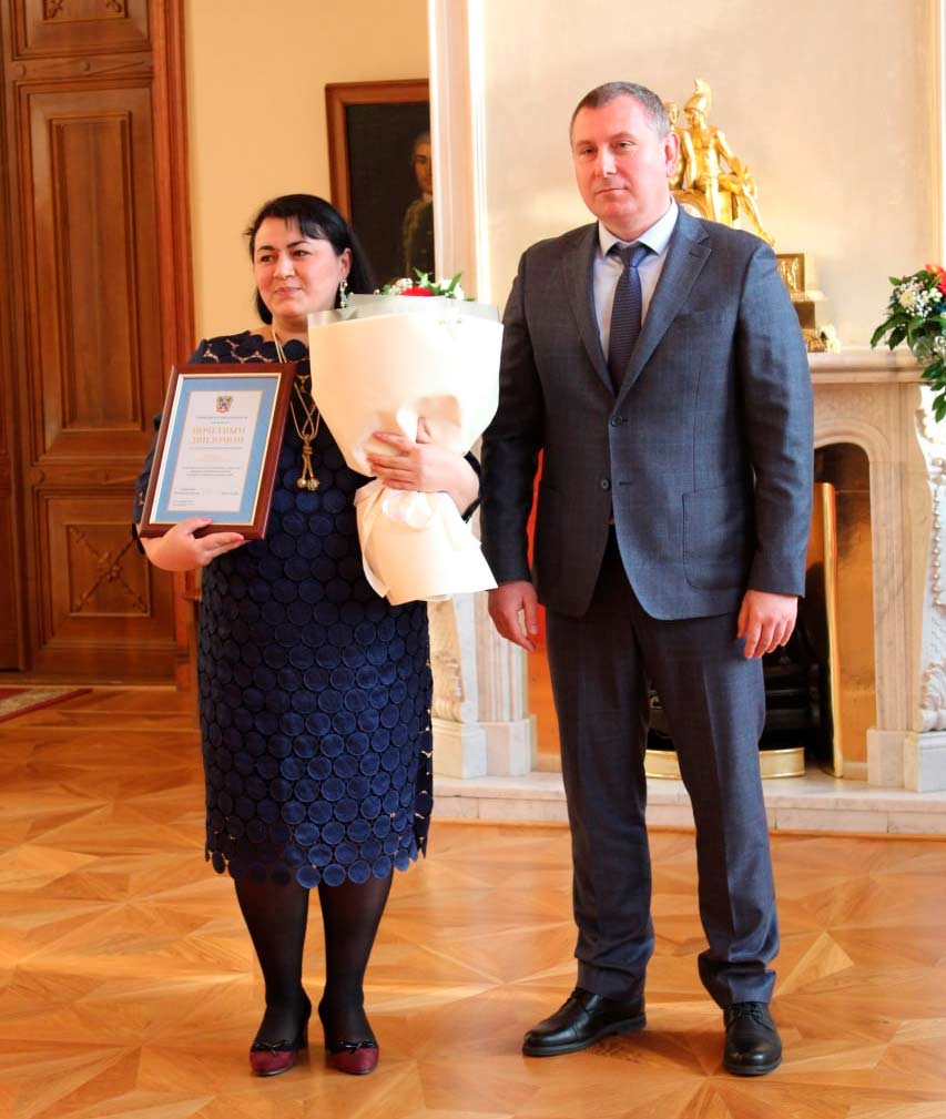 За заслуги в воспитании детей награждена Оксана Качалиева