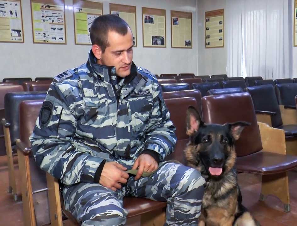 Сержант полиции Сергей Писарев  и его напарник и друг Арамис