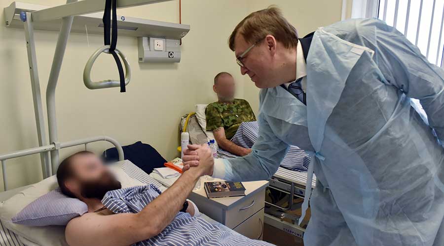 Донские депутаты «Единой России» поздравили коллектив окружного военного госпиталя и военнослужащих
