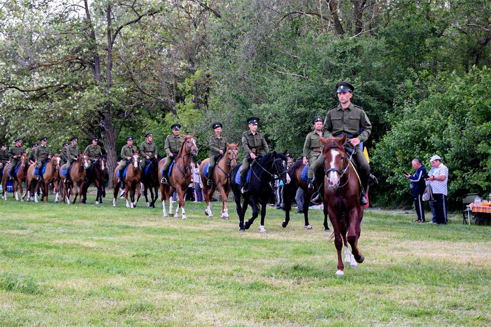 В Целинском районе состоялся привал казаков, участвующих в конном переходе.