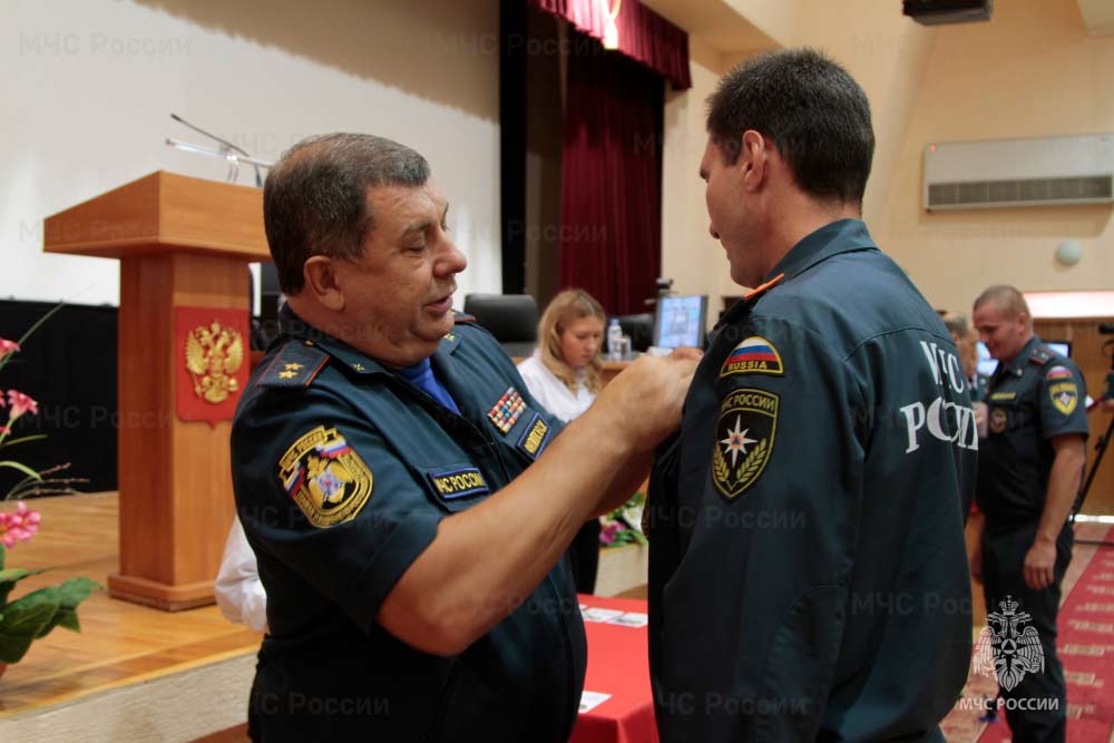Более 200 донских спасателей наградили за службу в новых российских регионах