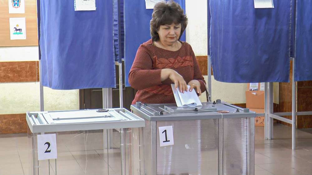 Волонтеры и избиратели: голосование в районе продолжается