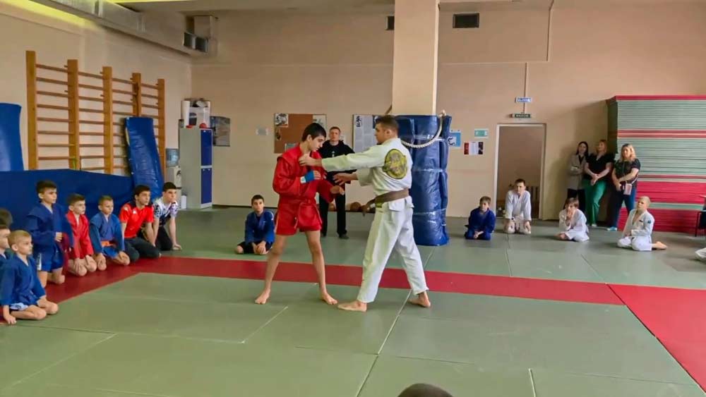 Тренировка с чемпионом прошла в спортивной школе Целинского района